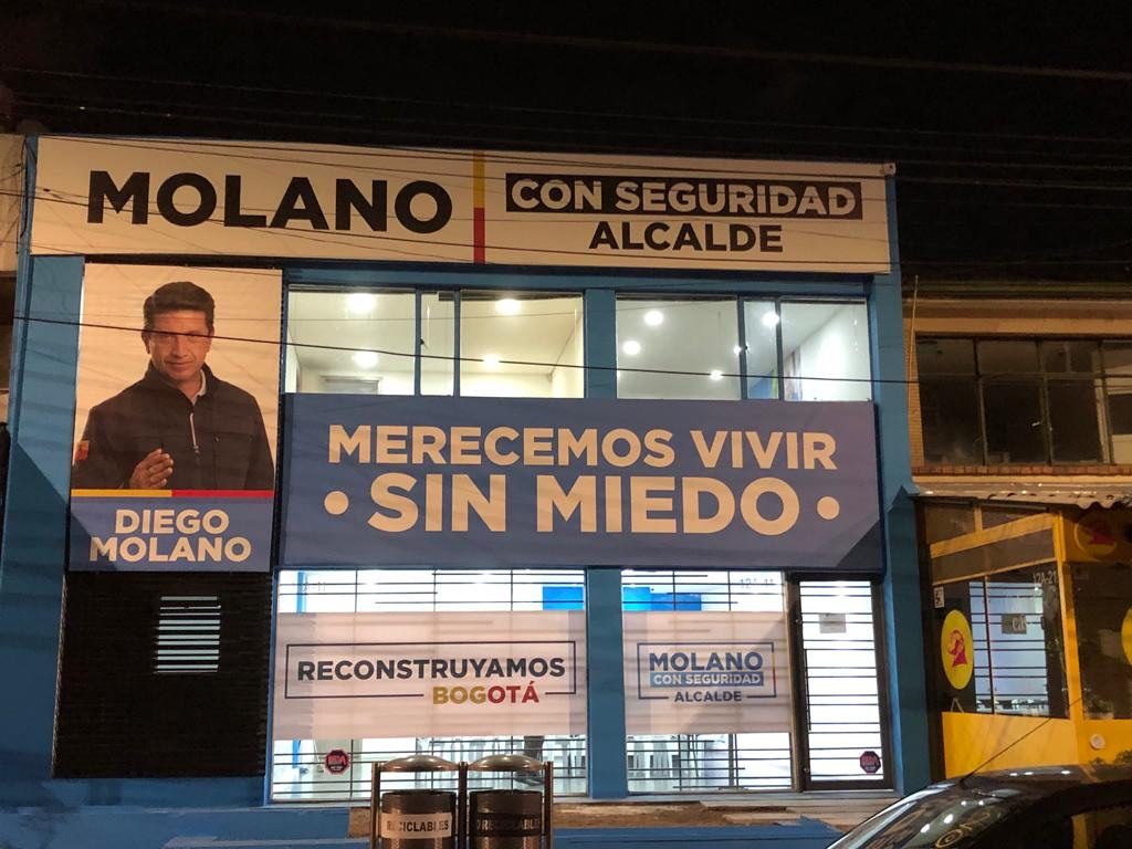 Fachada de sede de campaña con aviso, pendones y vinilos instalados