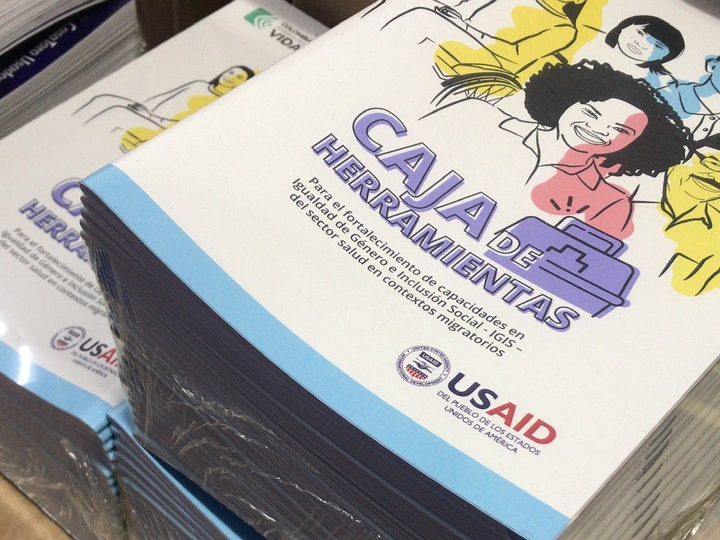 Cartillas impresas apiladas y empacadas por lotes