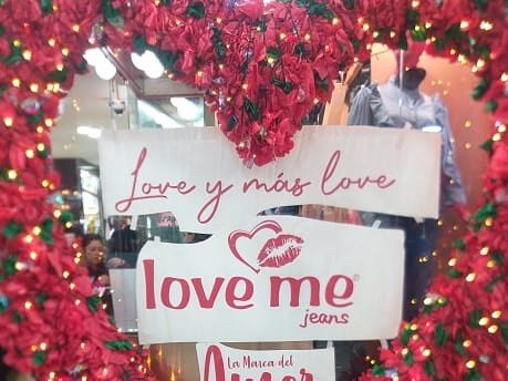 Montaje decorativo en forma de corazón iluminado para vitrina de tienda